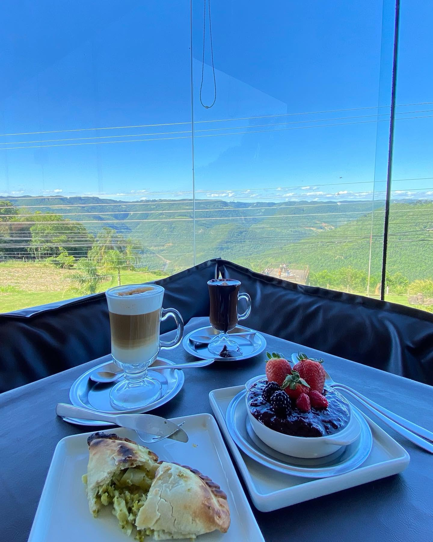Doces artesanais com vista da Serra Gaúcha ao fundo