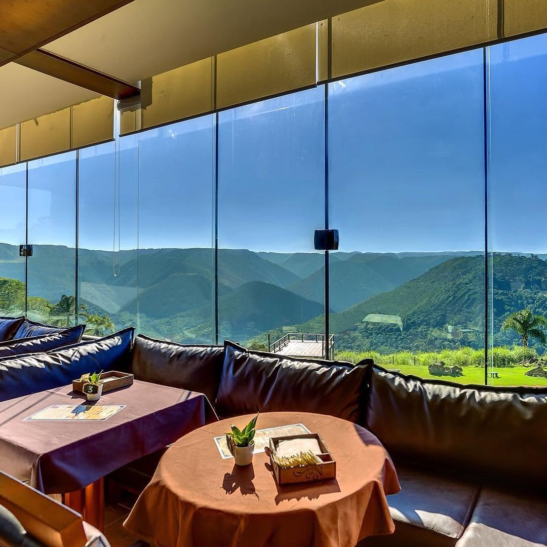 Ambiente interno da cafeteria Süss Tal com vista para a serra